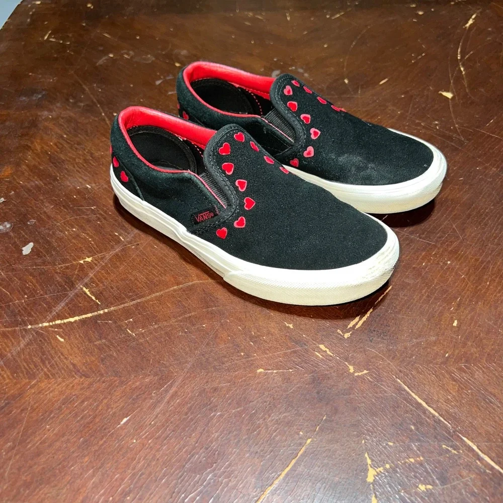 Vans Kids Classic Slip-On Black Suede Red Embroidered Hearts Sneakers Size 2.5Y